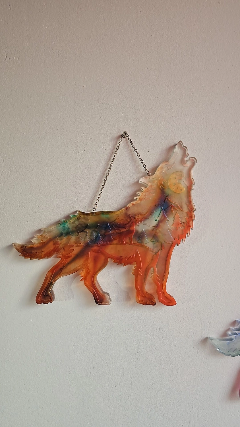 Jassi´s Schatzkiste - Handarbeit und Esoterik - handgefertigter Wolf-Wandbehang aus Epoxidharz, dekoriert mit verschiedenen Farben, um einen einzigartigen Effekt zu erzielen.