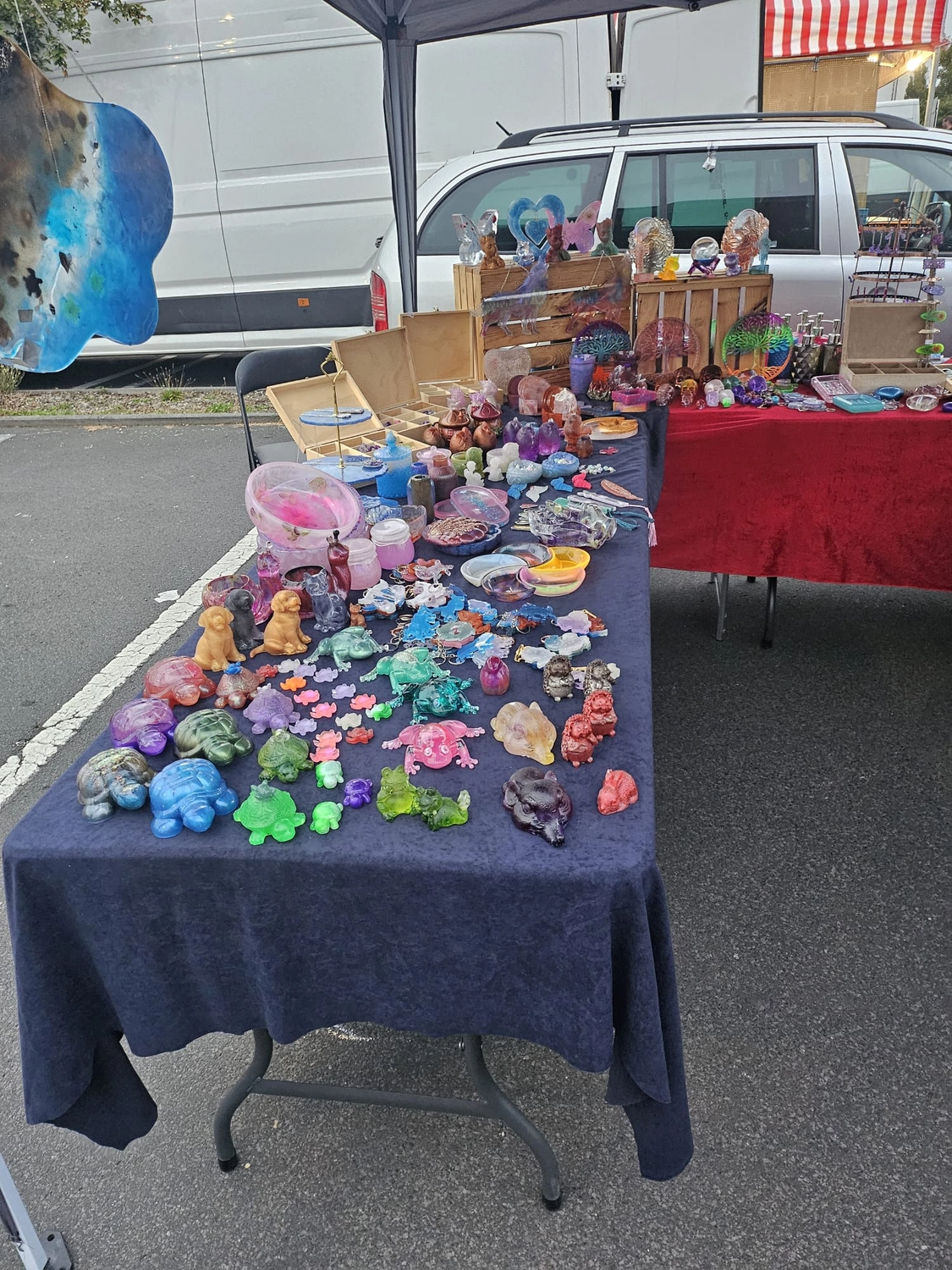 Jassi´s Schatzkiste – Handarbeit und Esoterik – eine Sammlung kleiner, bunter Figuren von Babydrachen, die wahrscheinlich aus Epoxidharz mithilfe von Silikonformen hergestellt werden.