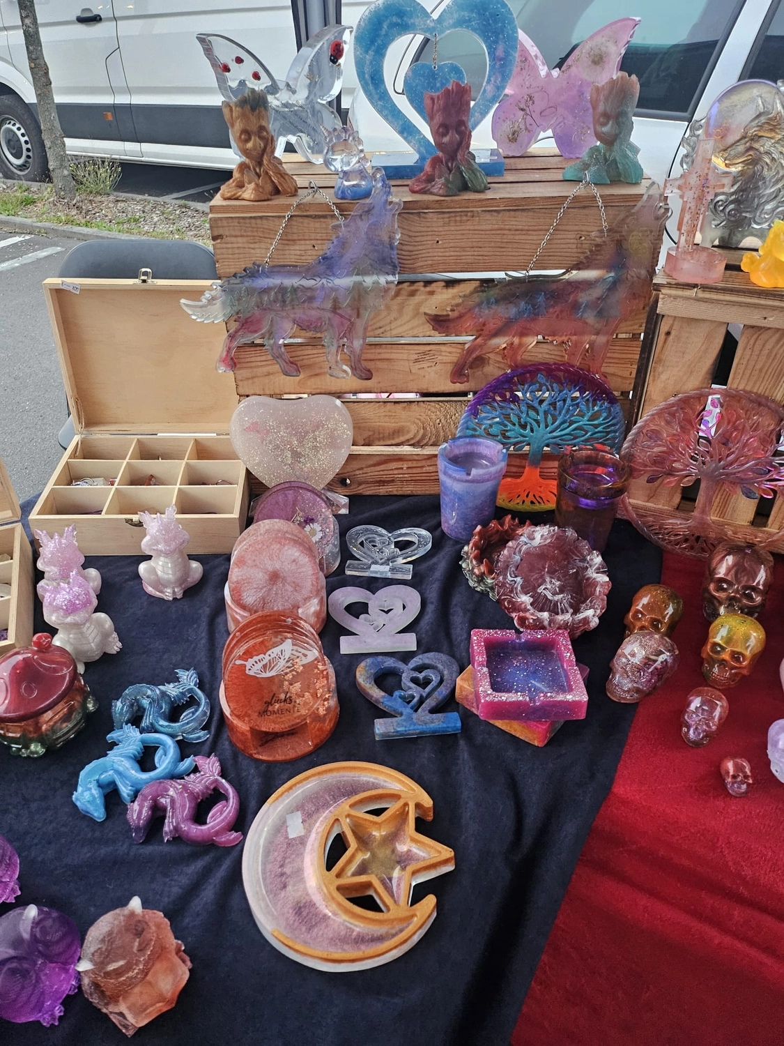 Jassi´s Schatzkiste – Handarbeit und Esoterik – eine Sammlung kleiner, bunter Figuren von Babydrachen, die wahrscheinlich aus Epoxidharz mithilfe von Silikonformen hergestellt werden.