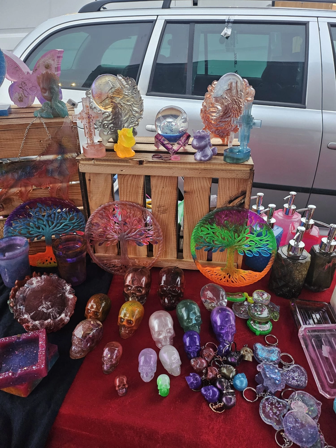 Jassi´s Schatzkiste – Handarbeit und Esoterik – eine Sammlung kleiner, bunter Figuren von Babydrachen, die wahrscheinlich aus Epoxidharz mithilfe von Silikonformen hergestellt werden.