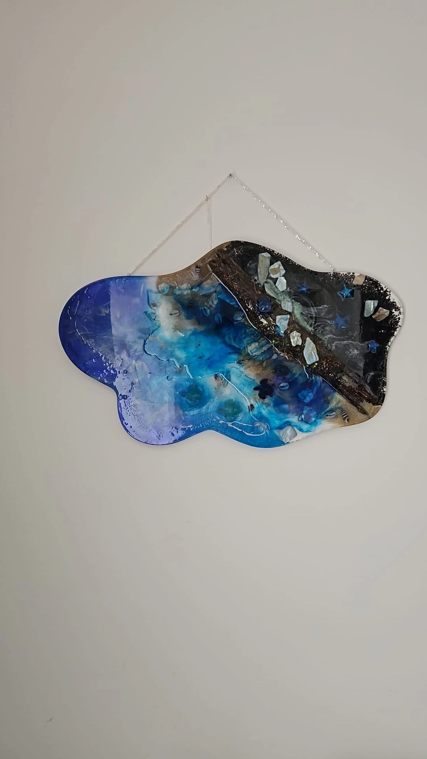 Jassis Schatzkiste – Handarbeit und Esoterik – ein Kunstwerk, das aus Harz und Mischtechnik gefertigt zu sein scheint.