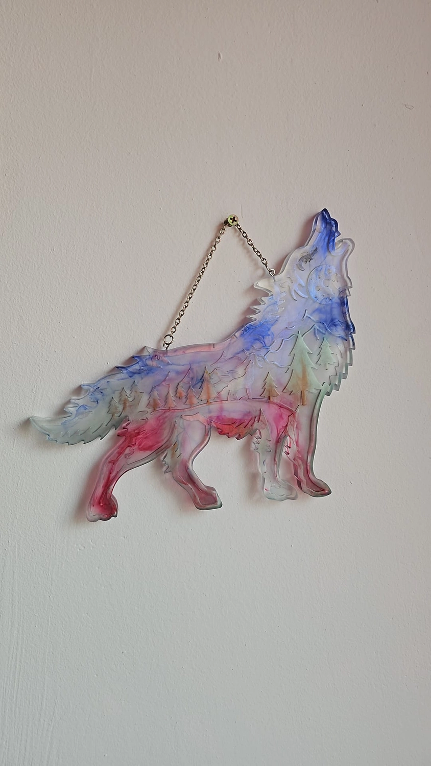 Jassi´s Schatzkiste - Handarbeit und Esoterik - handgefertigter Wolf-Wandbehang aus Epoxidharz, dekoriert mit verschiedenen Farben, um einen einzigartigen Effekt zu erzielen.