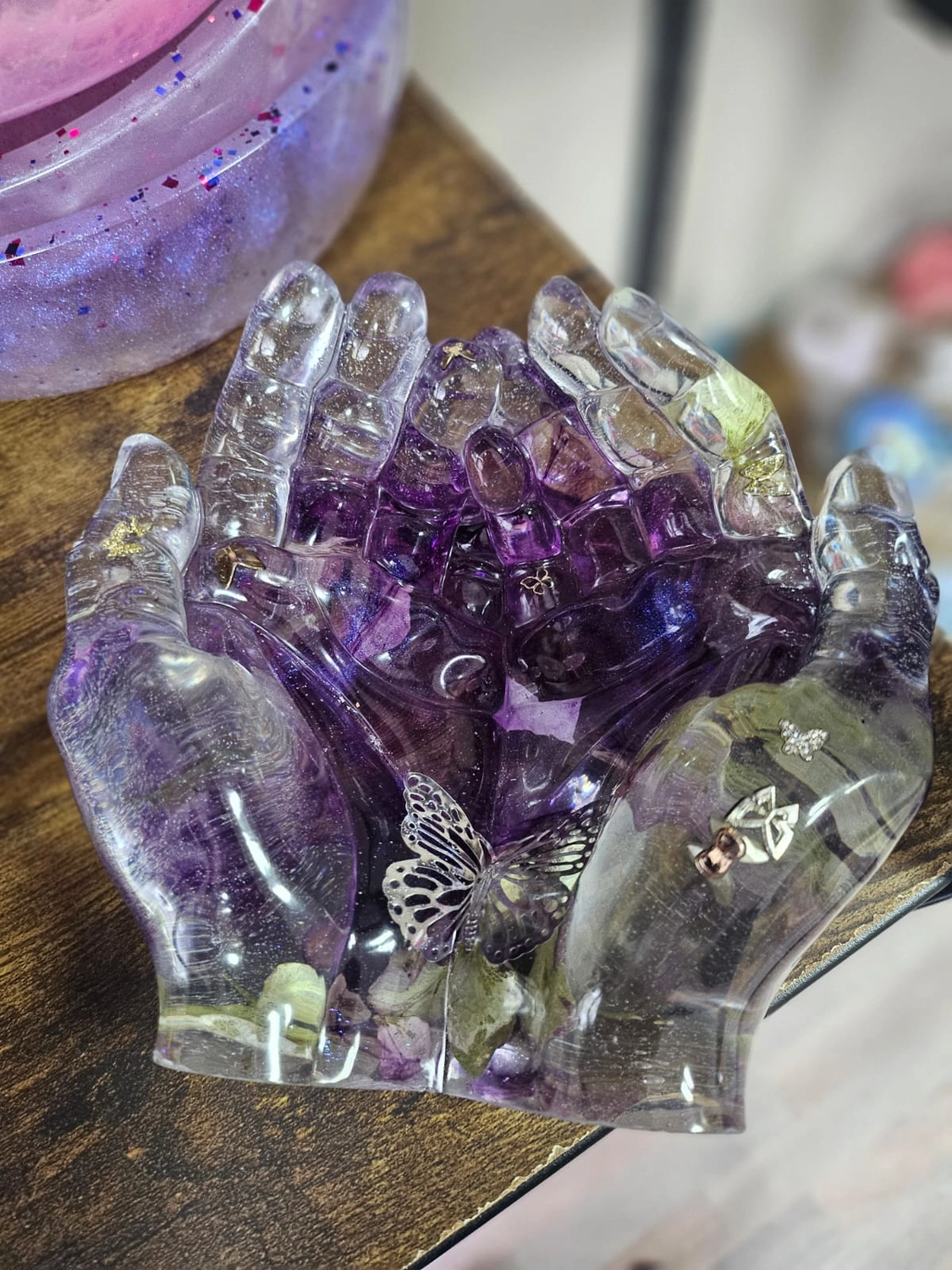 Jassi´s Schatzkiste - Handarbeit und Esoterik - dekorative Schmuckschale aus Kunstharz in Form zweier hohler Hände.