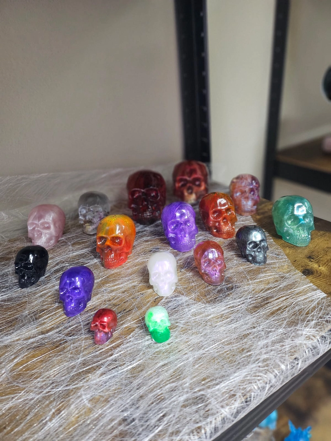 Jassi´s Schatzkiste – Handarbeit und Esoterik – eine Sammlung kleiner, bunter Figuren von Babydrachen, die wahrscheinlich aus Epoxidharz mithilfe von Silikonformen hergestellt werden.