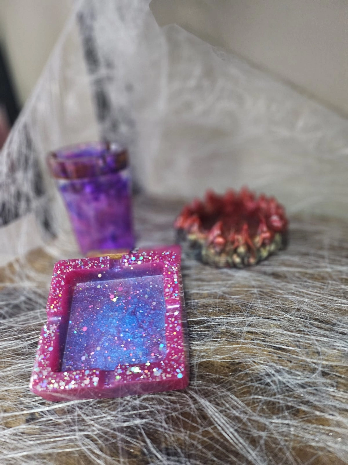 Jassi´s Schatzkiste – Handarbeit und Esoterik – eine Sammlung kleiner, bunter Figuren von Babydrachen, die wahrscheinlich aus Epoxidharz mithilfe von Silikonformen hergestellt werden.