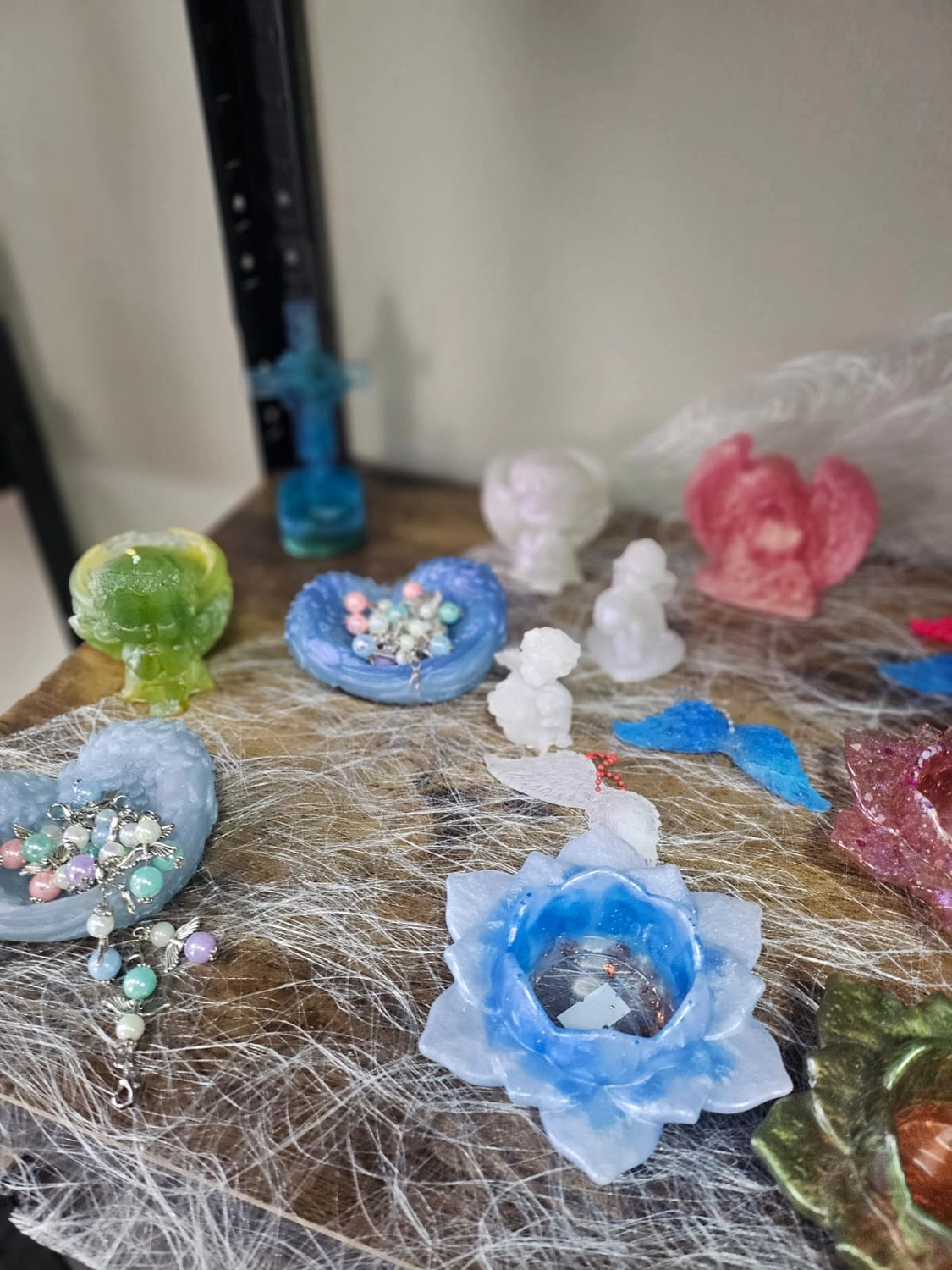 Jassi´s Schatzkiste – Handarbeit und Esoterik – eine Sammlung kleiner, bunter Figuren von Babydrachen, die wahrscheinlich aus Epoxidharz mithilfe von Silikonformen hergestellt werden.