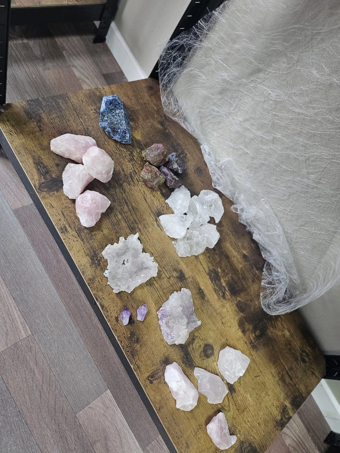 Jassi´s Schatzkiste - Handarbeit und Esoterik - zeigt eine Sammlung von Achatgeoden und Achatscheiben.