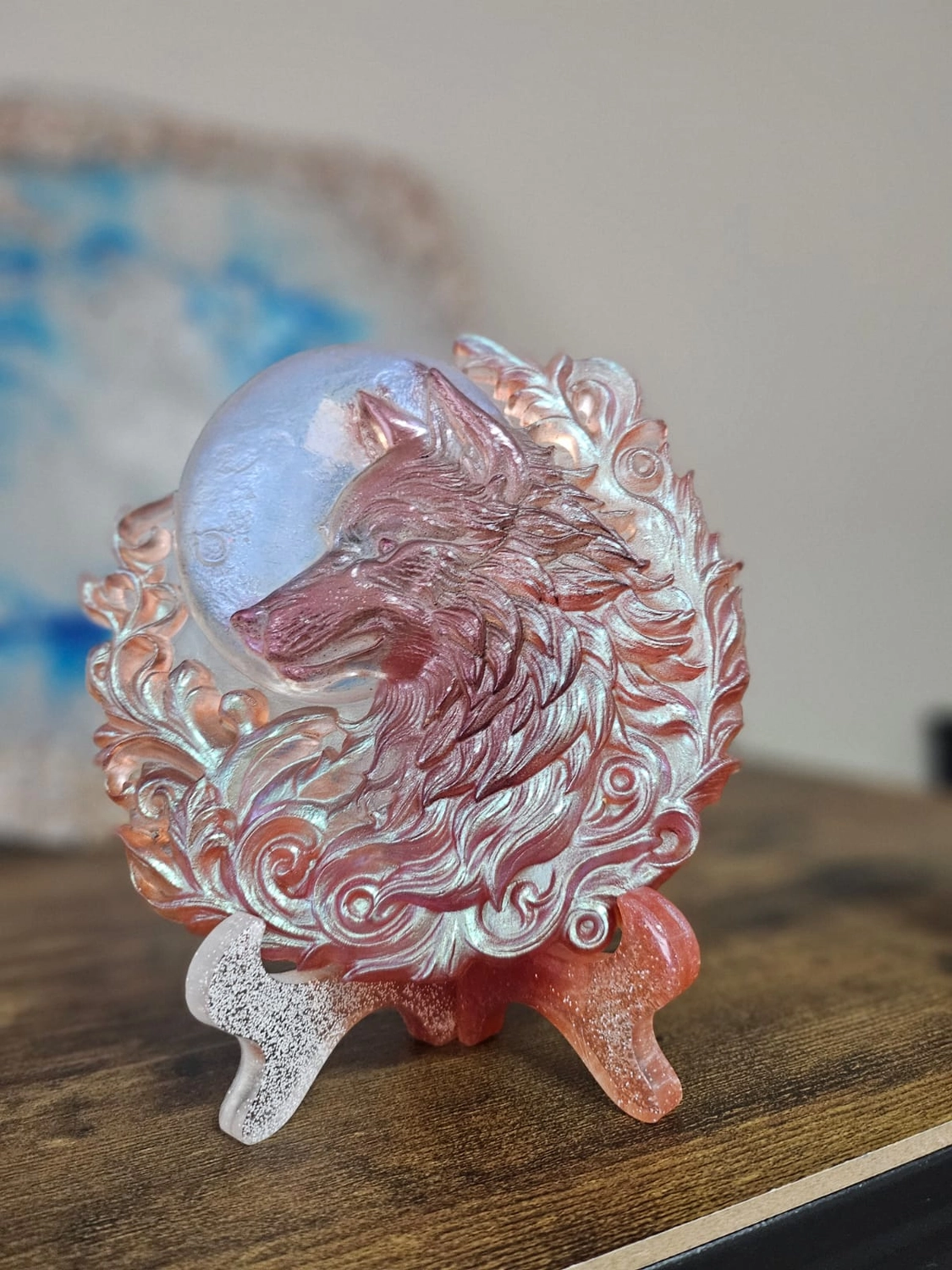 Jassi´s Schatzkiste – Handarbeit und Esoterik – eine Harz- oder Kristallskulptur eines Drachenkopfes, möglicherweise ein Kunstwerk oder eine dekorative Figur