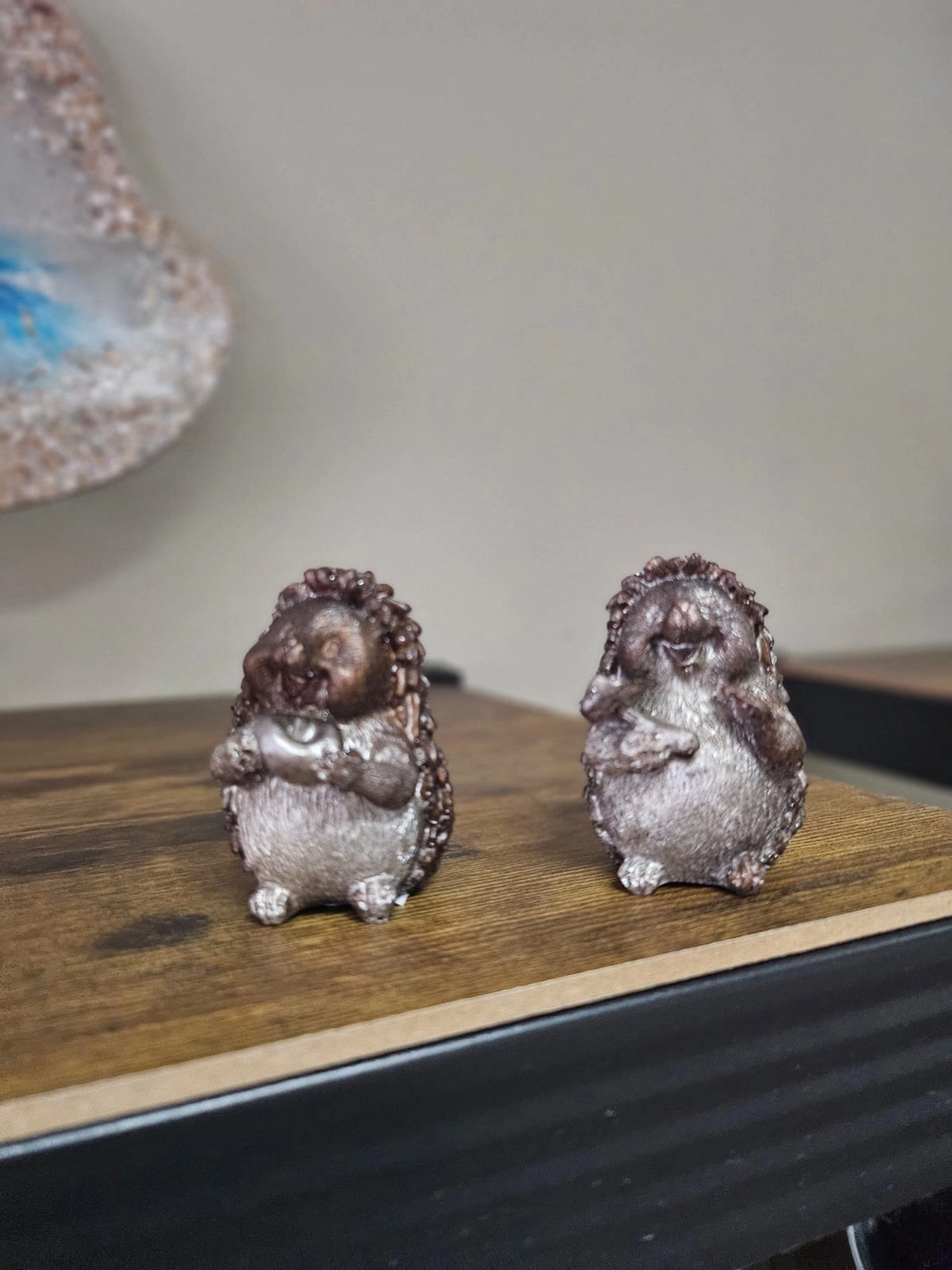 Jassi´s Schatzkiste – Handarbeit und Esoterik – eine Sammlung kleiner, bunter Figuren von Babydrachen, die wahrscheinlich aus Epoxidharz mithilfe von Silikonformen hergestellt werden.