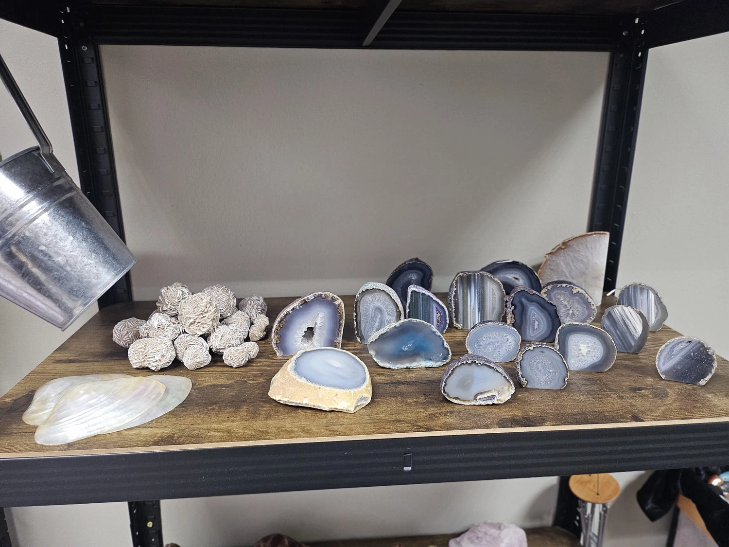 Jassi´s Schatzkiste - Handarbeit und Esoterik - zeigt eine Sammlung von Achatgeoden und Achatscheiben.