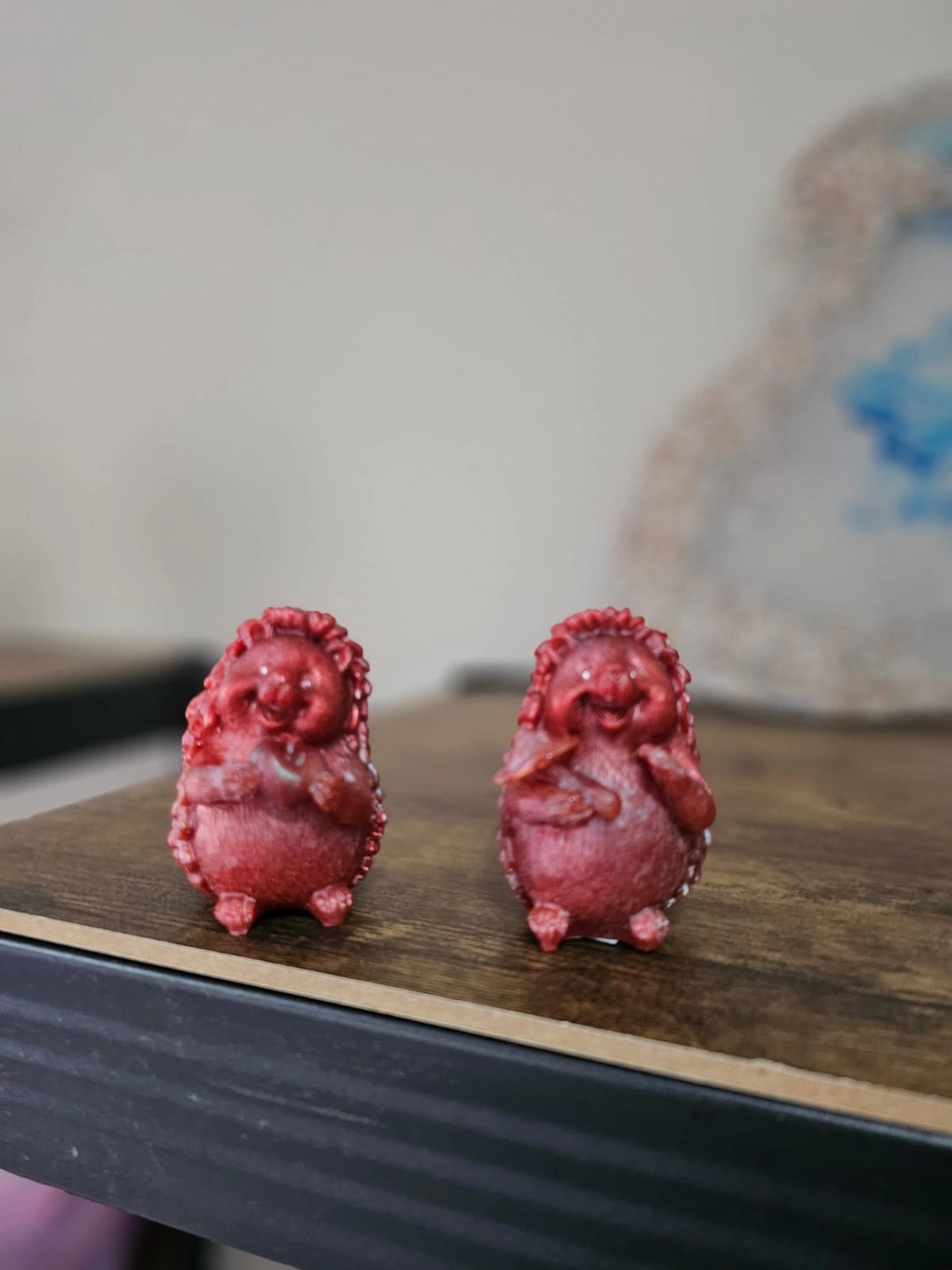 Jassi´s Schatzkiste – Handarbeit und Esoterik – eine Sammlung kleiner, bunter Figuren von Babydrachen, die wahrscheinlich aus Epoxidharz mithilfe von Silikonformen hergestellt werden.