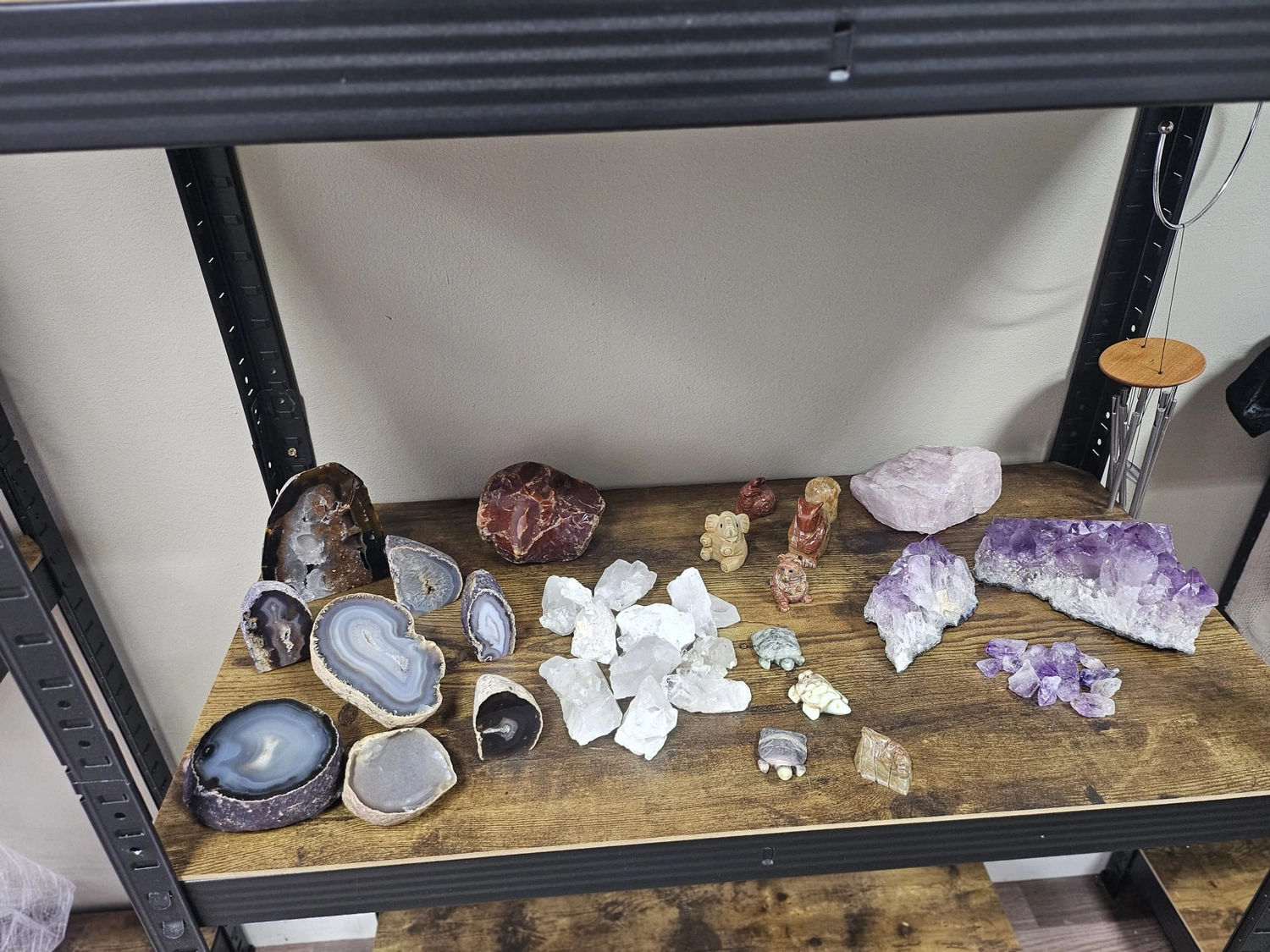 Jassi´s Schatzkiste - Handarbeit und Esoterik - zeigt eine Sammlung von Achatgeoden und Achatscheiben.