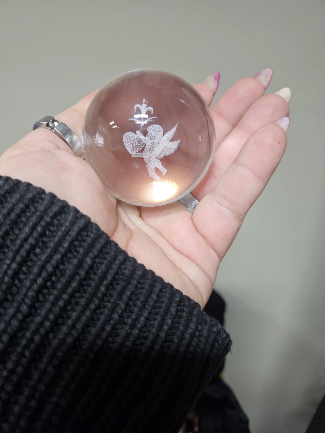 Jassi´s Schatzkiste - Handarbeit und Esoterik - Leuchtende 3D-Kristallkugellampe mit einem lasergravierten Bild eines Cherubs, der ein Herz mit einer Krone hält