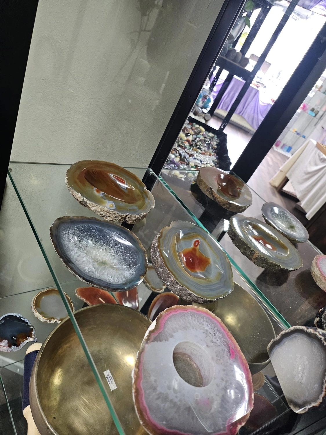 Jassi´s Schatzkiste - Handarbeit und Esoterik - zeigt eine Sammlung von Achatgeoden und Achatscheiben.