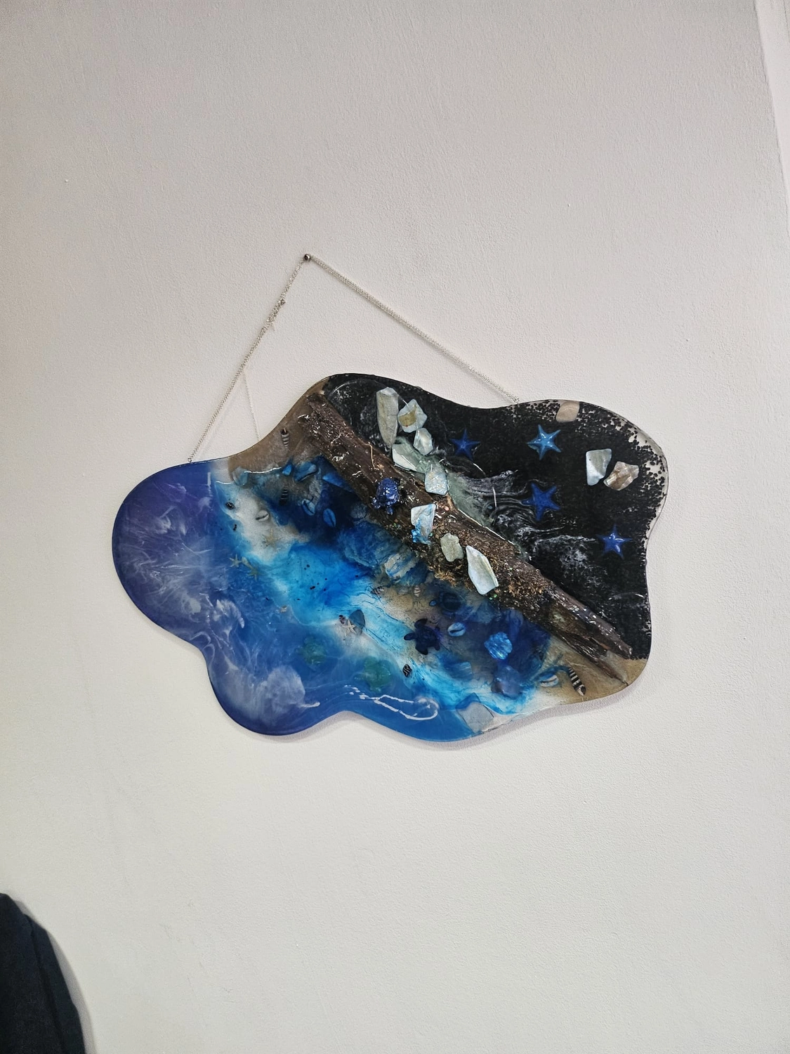 Jassis Schatzkiste – Handarbeit und Esoterik – ein Kunstwerk, das aus Harz und Mischtechnik gefertigt zu sein scheint.