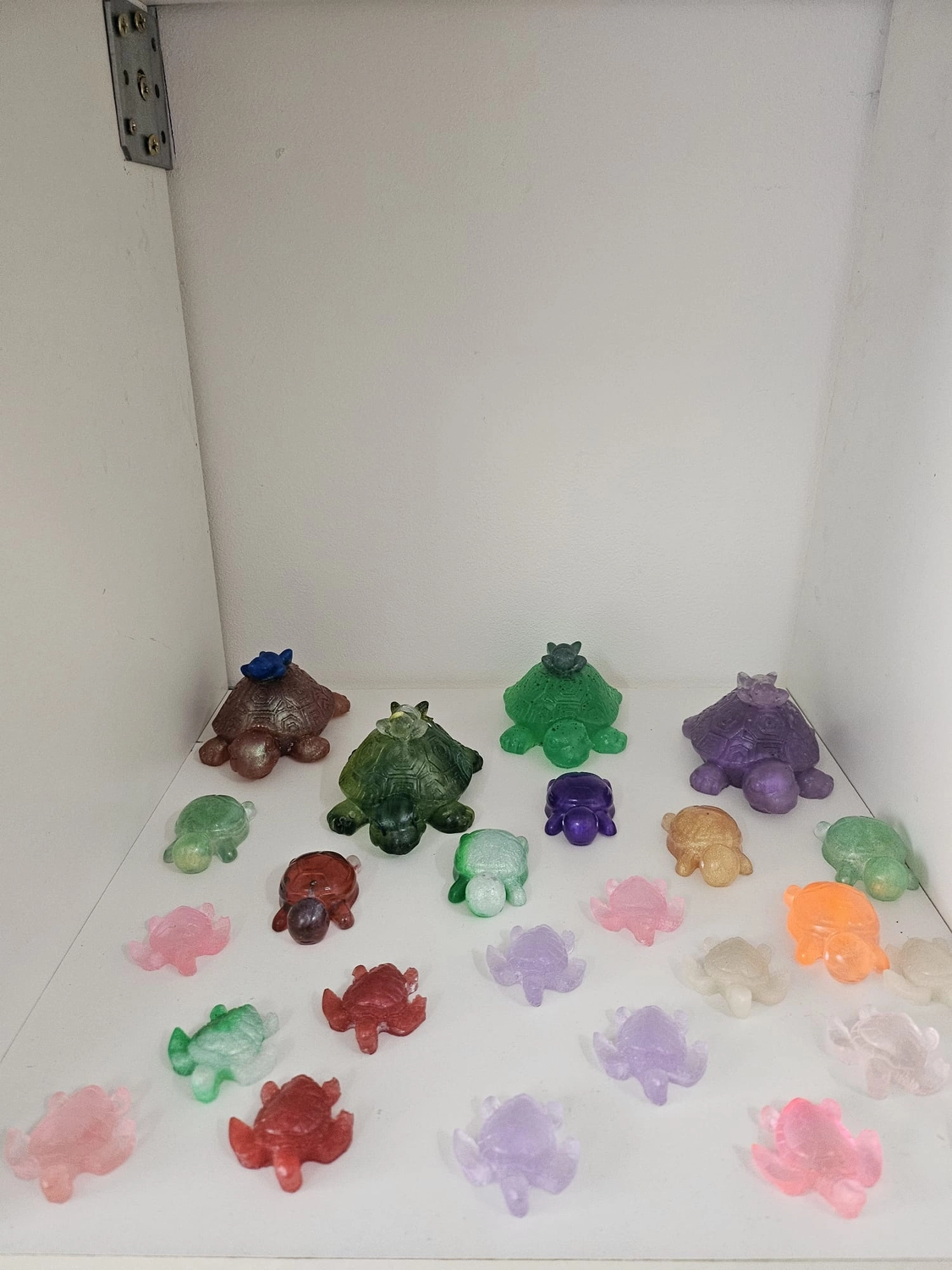 Jassi´s Schatzkiste - Handarbeit und Esoterik - handgefertigter Wolf-Wandbehang aus Epoxidharz, dekoriert mit verschiedenen Farben, um einen einzigartigen Effekt zu erzielen.