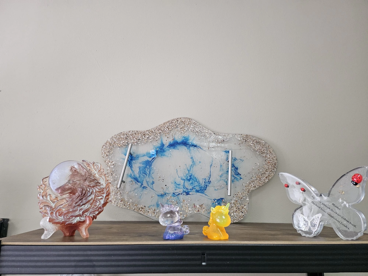 Jassi´s Schatzkiste - Handarbeit und Esoterik - handgefertigter Wolf-Wandbehang aus Epoxidharz, dekoriert mit verschiedenen Farben, um einen einzigartigen Effekt zu erzielen.