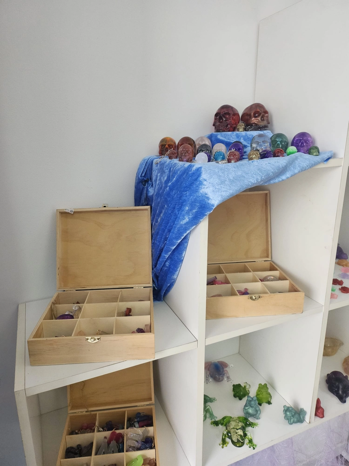 Jassi´s Schatzkiste - Handarbeit und Esoterik - handgefertigter Wolf-Wandbehang aus Epoxidharz, dekoriert mit verschiedenen Farben, um einen einzigartigen Effekt zu erzielen.