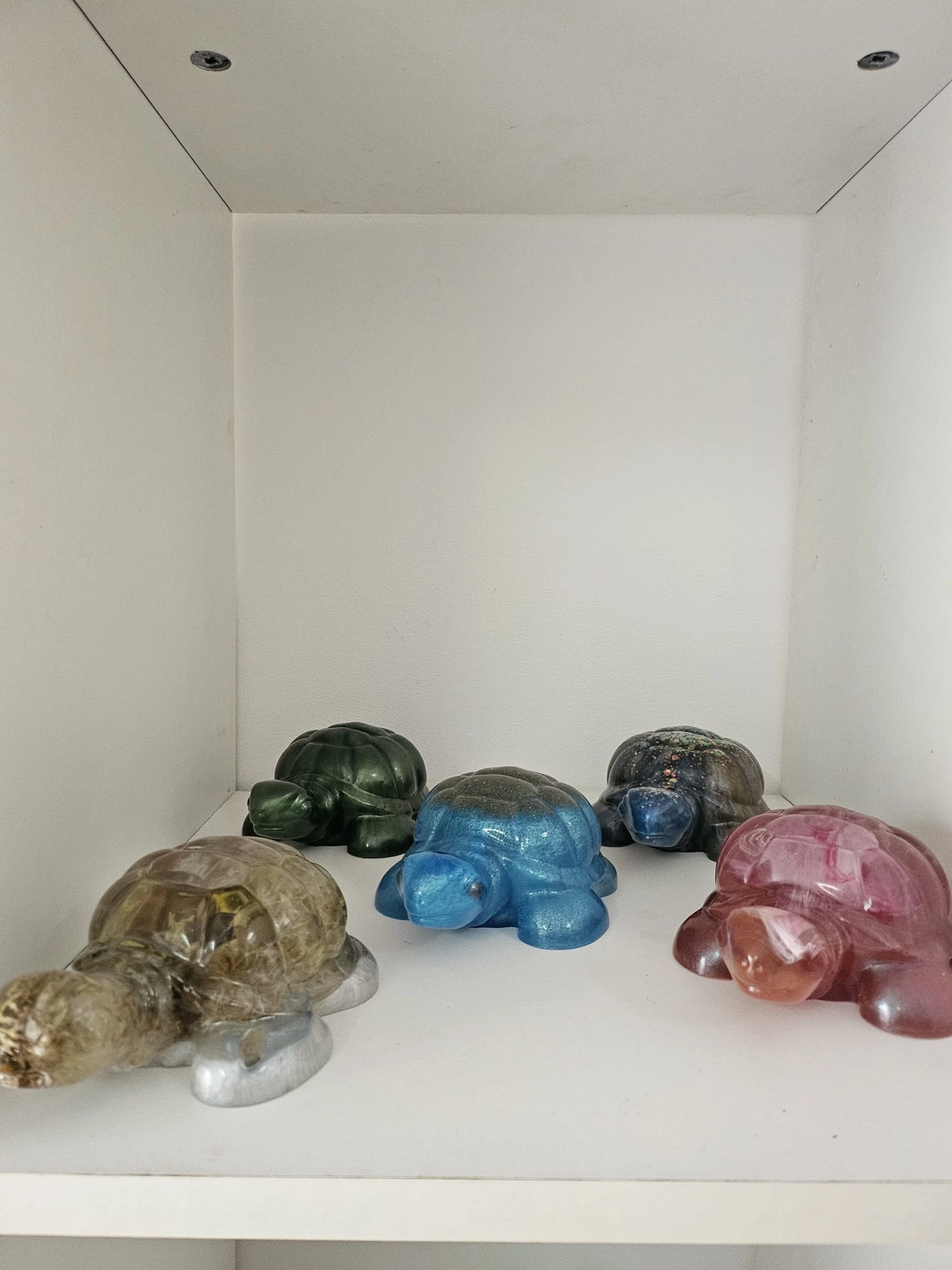 Jassi´s Schatzkiste - Handarbeit und Esoterik - handgefertigter Wolf-Wandbehang aus Epoxidharz, dekoriert mit verschiedenen Farben, um einen einzigartigen Effekt zu erzielen.