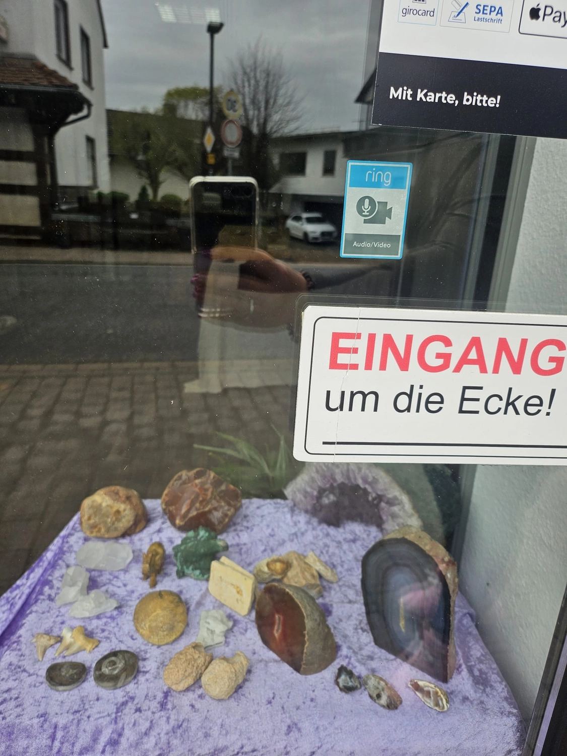 Jassi´s Schatzkiste - Handarbeit und Esoterik - handgefertigter Wolf-Wandbehang aus Epoxidharz, dekoriert mit verschiedenen Farben, um einen einzigartigen Effekt zu erzielen.