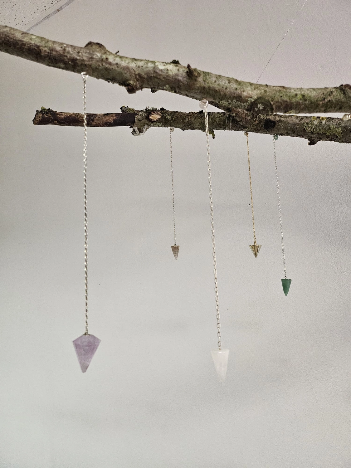 Jassi´s Schatzkiste - Handarbeit und Esoterik - handgefertigter Wolf-Wandbehang aus Epoxidharz, dekoriert mit verschiedenen Farben, um einen einzigartigen Effekt zu erzielen.