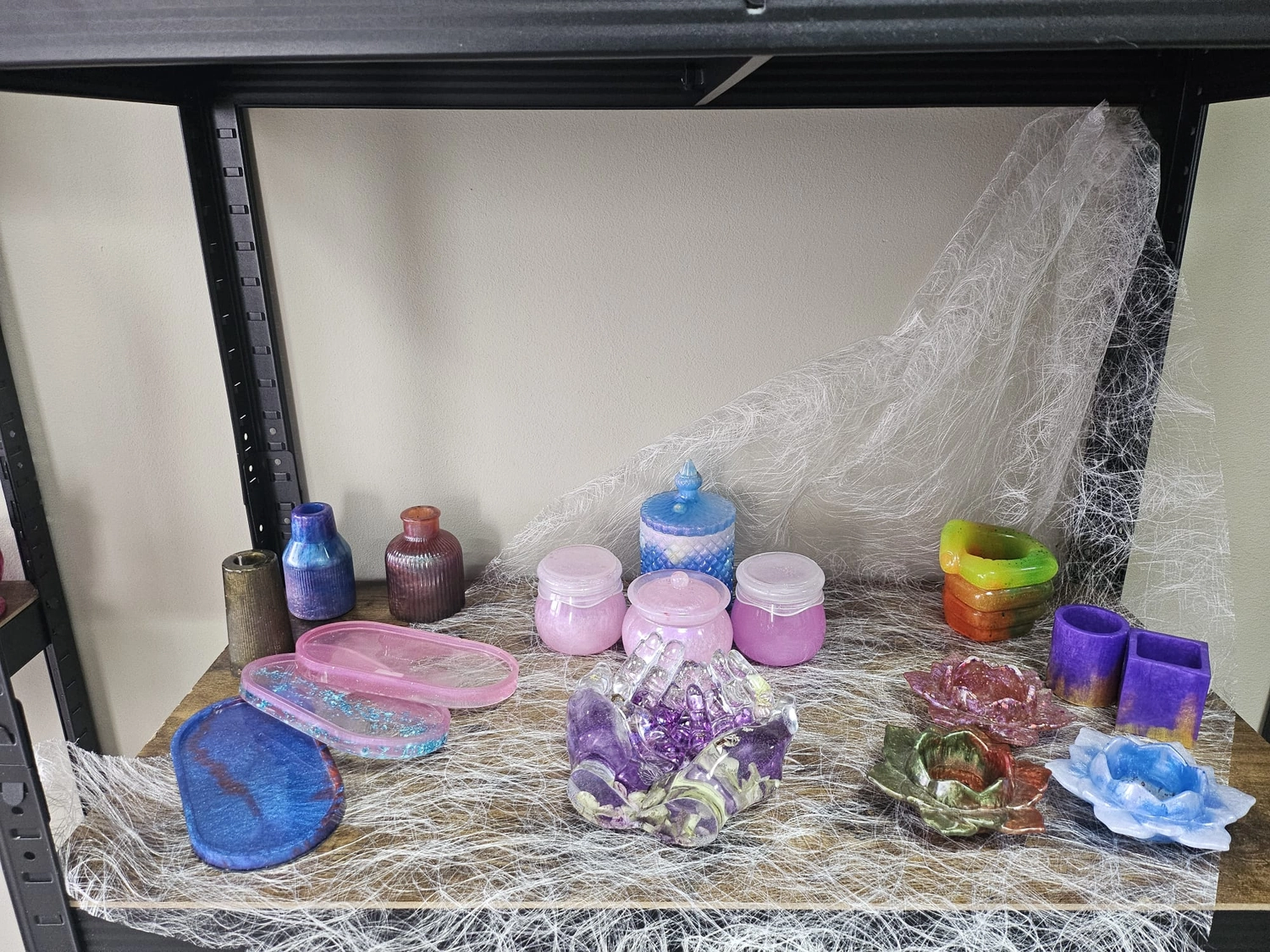 Jassi´s Schatzkiste - Handarbeit und Esoterik - handgefertigter Wolf-Wandbehang aus Epoxidharz, dekoriert mit verschiedenen Farben, um einen einzigartigen Effekt zu erzielen.