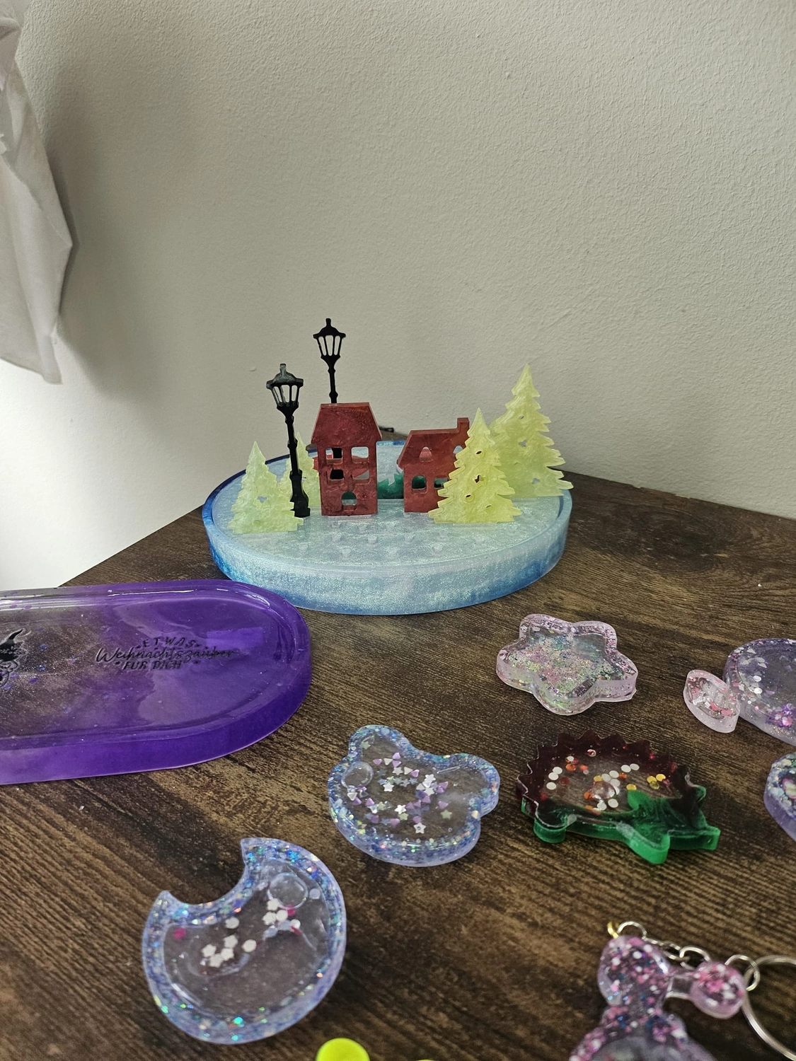 Jassi´s Schatzkiste - Handarbeit und Esoterik - handgefertigter Wolf-Wandbehang aus Epoxidharz, dekoriert mit verschiedenen Farben, um einen einzigartigen Effekt zu erzielen.