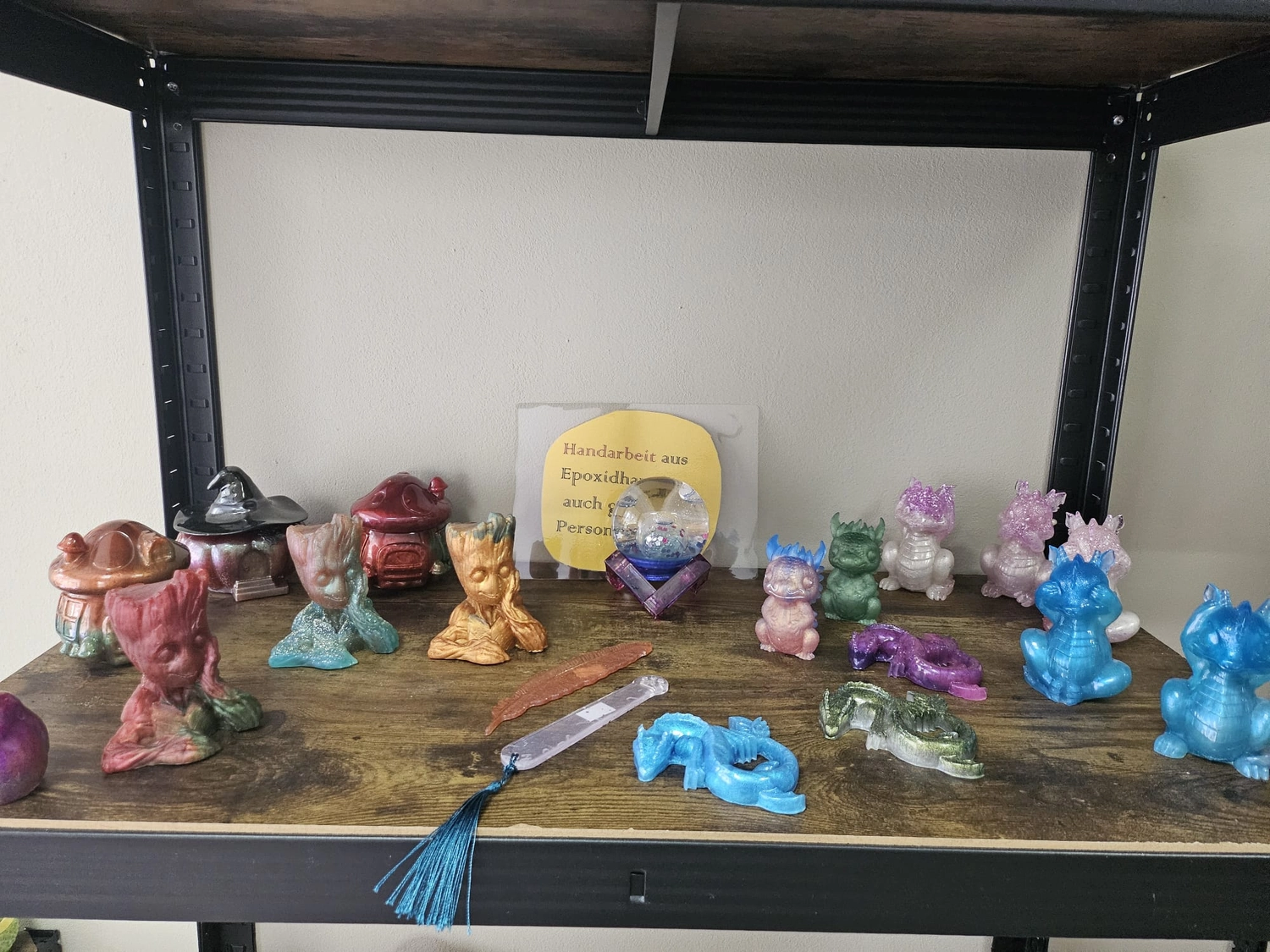 Jassi´s Schatzkiste - Handarbeit und Esoterik - handgefertigter Wolf-Wandbehang aus Epoxidharz, dekoriert mit verschiedenen Farben, um einen einzigartigen Effekt zu erzielen.