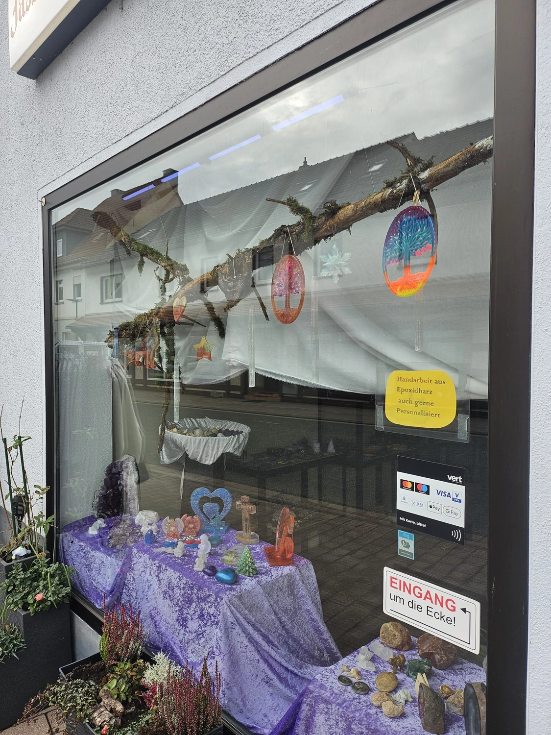 Jassi´s Schatzkiste - Handarbeit und Esoterik - handgefertigter Wolf-Wandbehang aus Epoxidharz, dekoriert mit verschiedenen Farben, um einen einzigartigen Effekt zu erzielen.