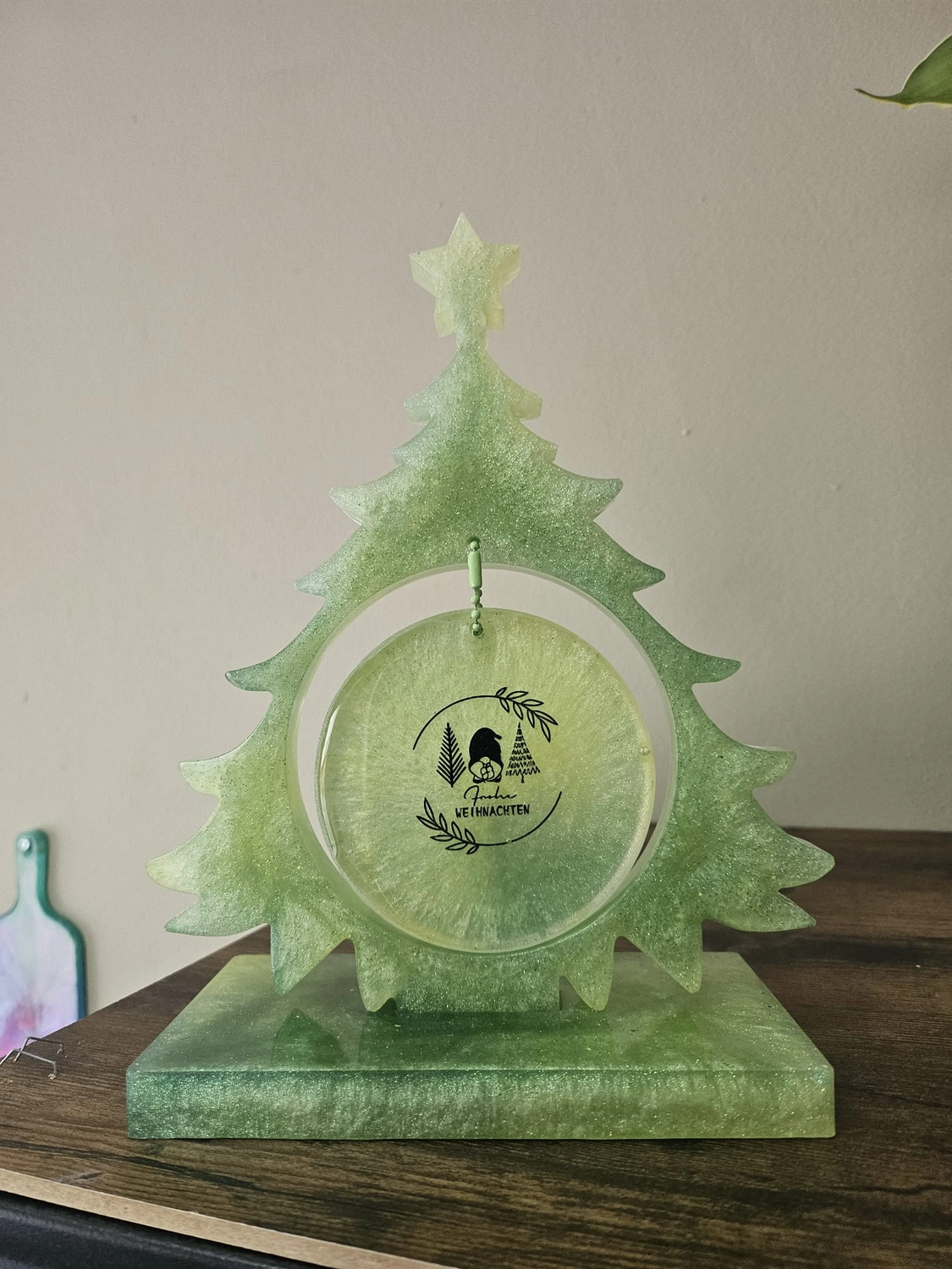 Jassi´s Schatzkiste - Handarbeit und Esoterik - handgefertigter Wolf-Wandbehang aus Epoxidharz, dekoriert mit verschiedenen Farben, um einen einzigartigen Effekt zu erzielen.