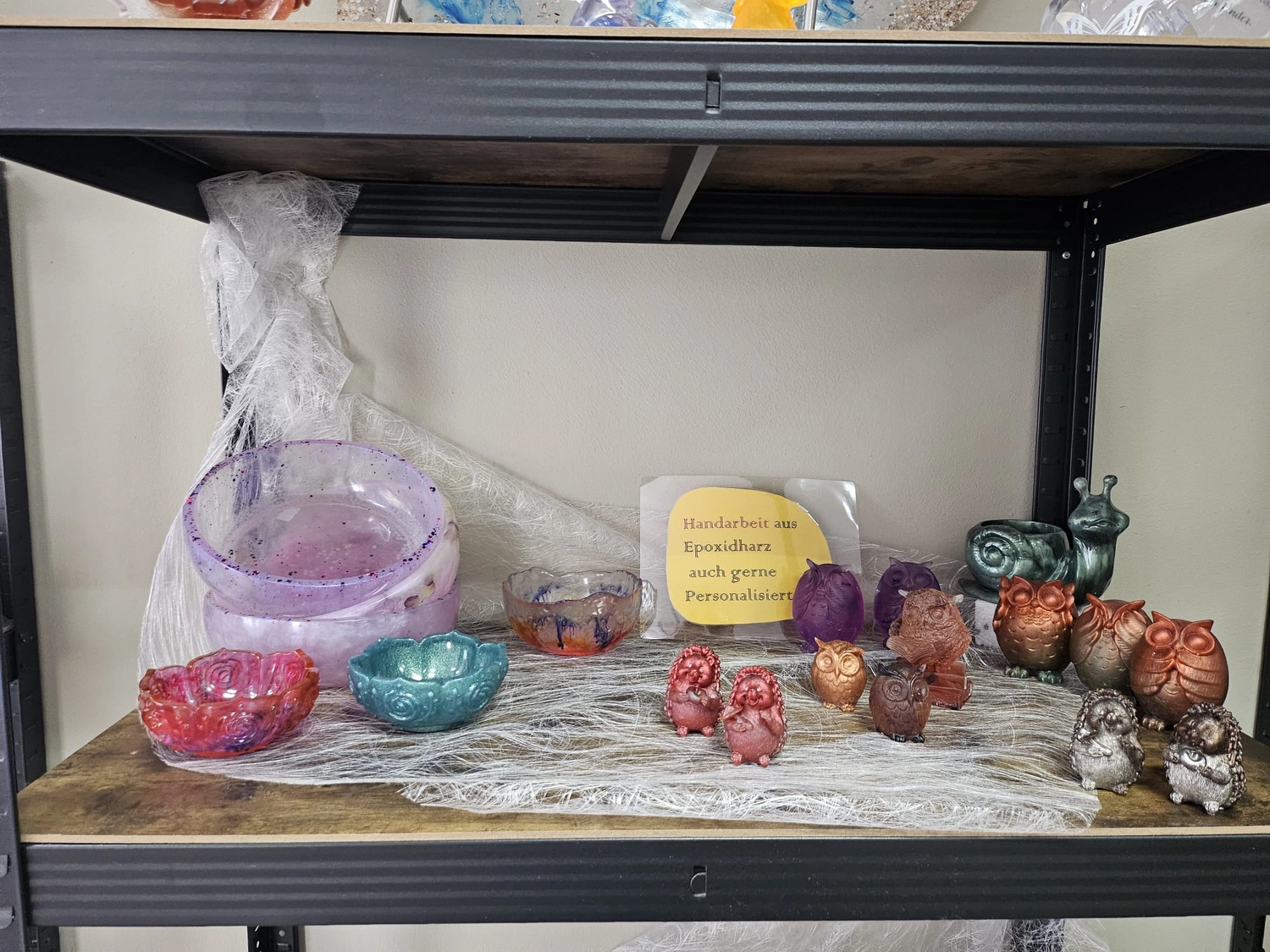 Jassi´s Schatzkiste - Handarbeit und Esoterik - handgefertigter Wolf-Wandbehang aus Epoxidharz, dekoriert mit verschiedenen Farben, um einen einzigartigen Effekt zu erzielen.