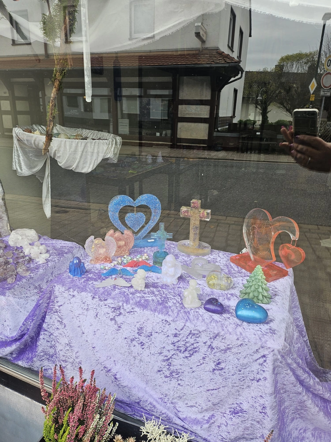 Jassi´s Schatzkiste - Handarbeit und Esoterik - handgefertigter Wolf-Wandbehang aus Epoxidharz, dekoriert mit verschiedenen Farben, um einen einzigartigen Effekt zu erzielen.