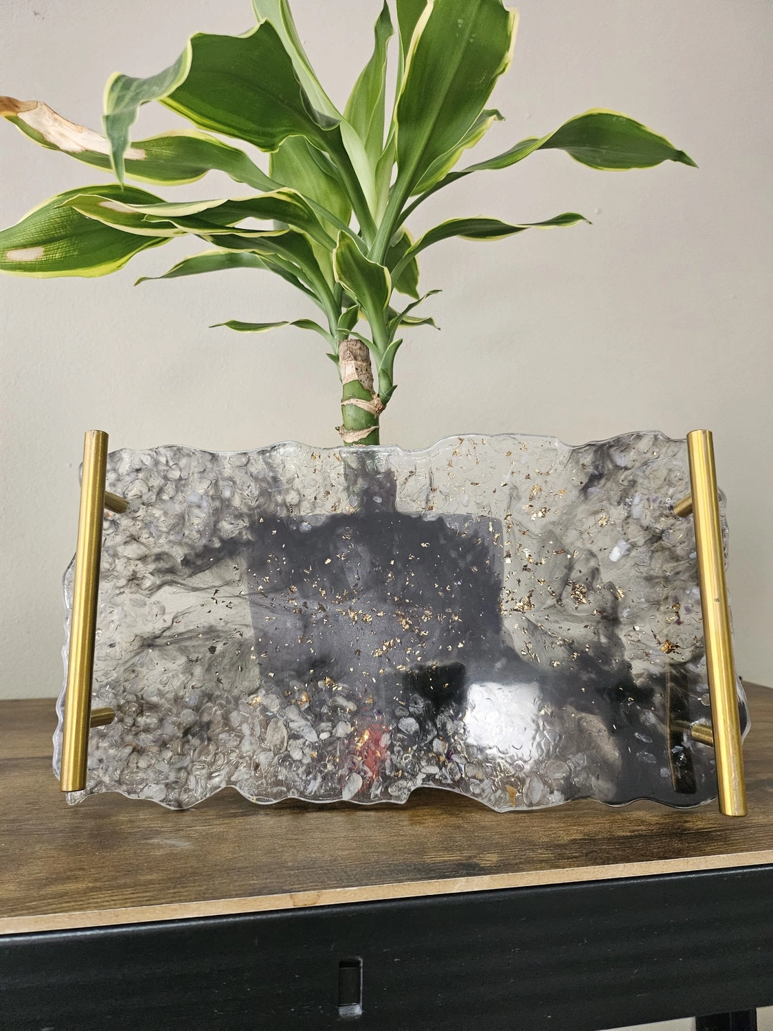 Jassi´s Schatzkiste - Handarbeit und Esoterik - handgefertigter Wolf-Wandbehang aus Epoxidharz, dekoriert mit verschiedenen Farben, um einen einzigartigen Effekt zu erzielen.