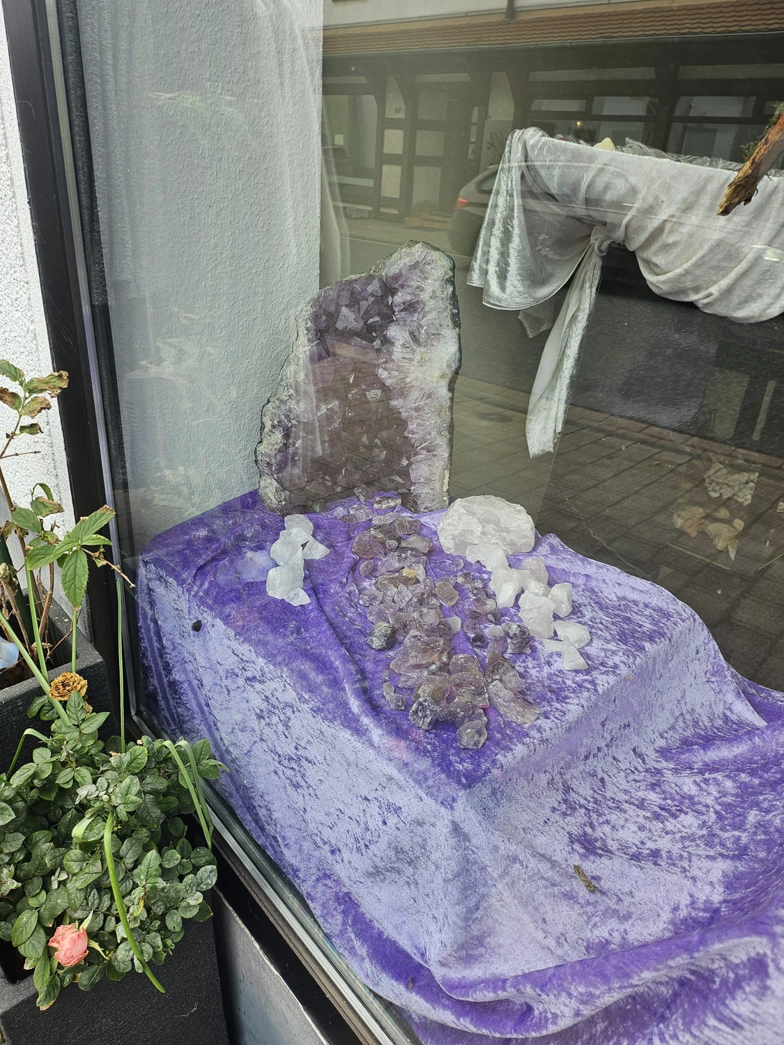 Jassi´s Schatzkiste - Handarbeit und Esoterik - handgefertigter Wolf-Wandbehang aus Epoxidharz, dekoriert mit verschiedenen Farben, um einen einzigartigen Effekt zu erzielen.