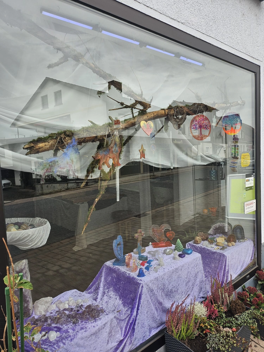 Jassi´s Schatzkiste - Handarbeit und Esoterik - handgefertigter Wolf-Wandbehang aus Epoxidharz, dekoriert mit verschiedenen Farben, um einen einzigartigen Effekt zu erzielen.