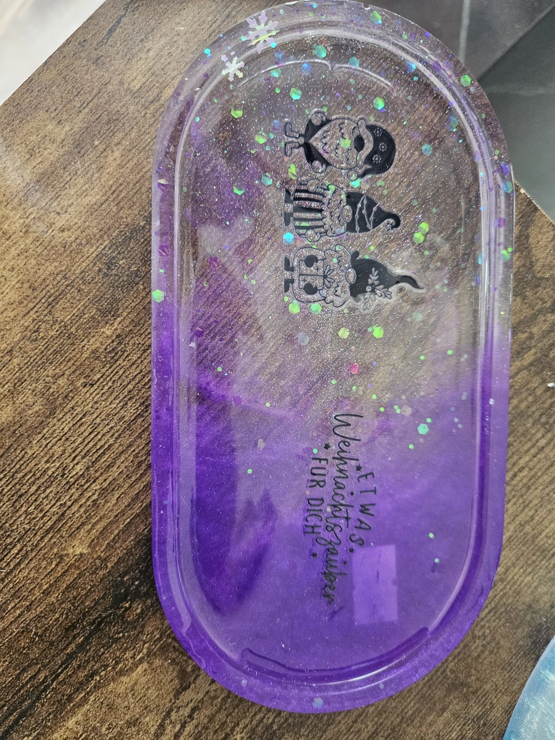 Jassi´s Schatzkiste - Handarbeit und Esoterik - handgefertigter Wolf-Wandbehang aus Epoxidharz, dekoriert mit verschiedenen Farben, um einen einzigartigen Effekt zu erzielen.