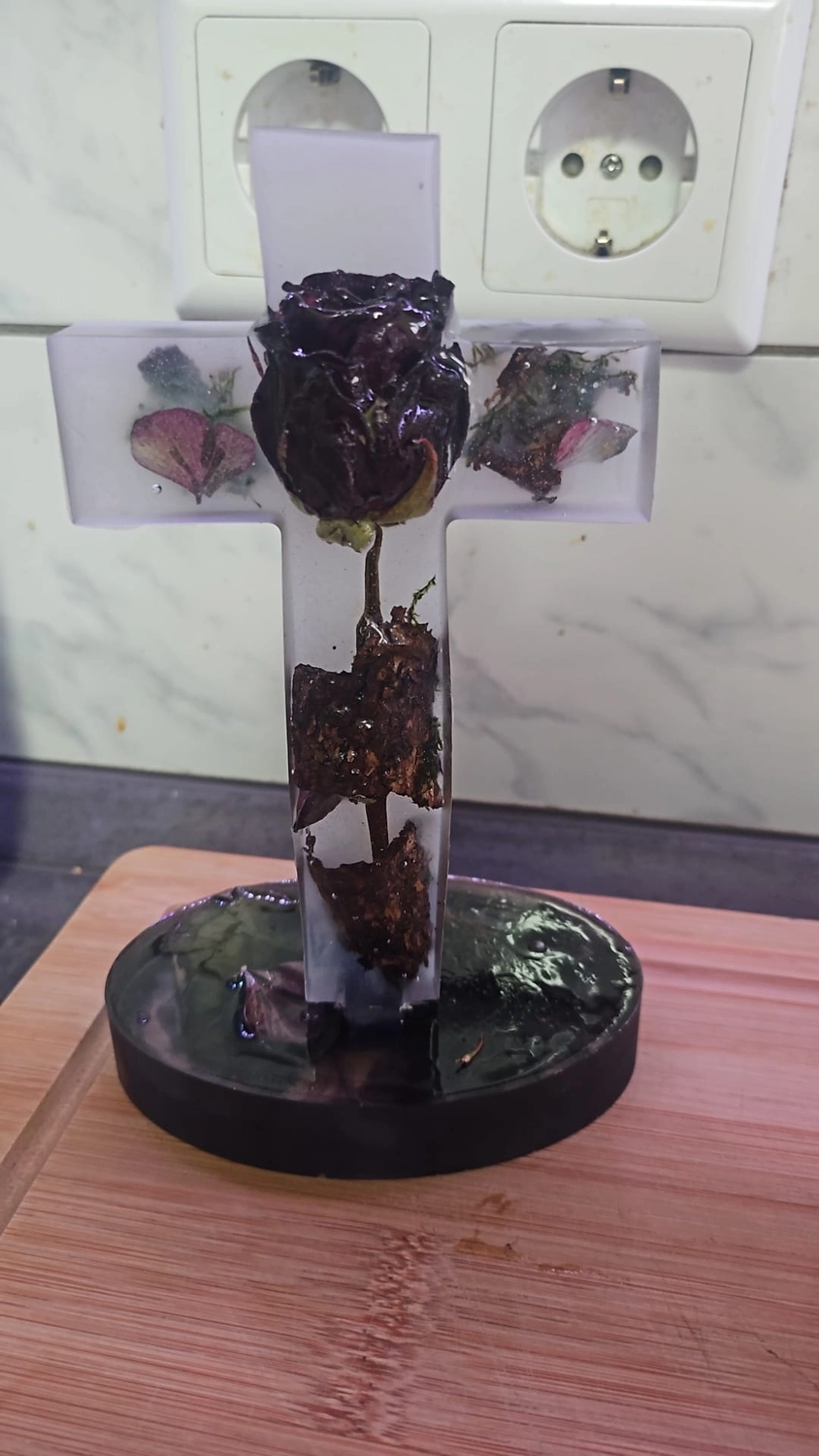 Jassi´s Schatzkiste - Handarbeit und Esoterik - handgefertigter Wolf-Wandbehang aus Epoxidharz, dekoriert mit verschiedenen Farben, um einen einzigartigen Effekt zu erzielen.