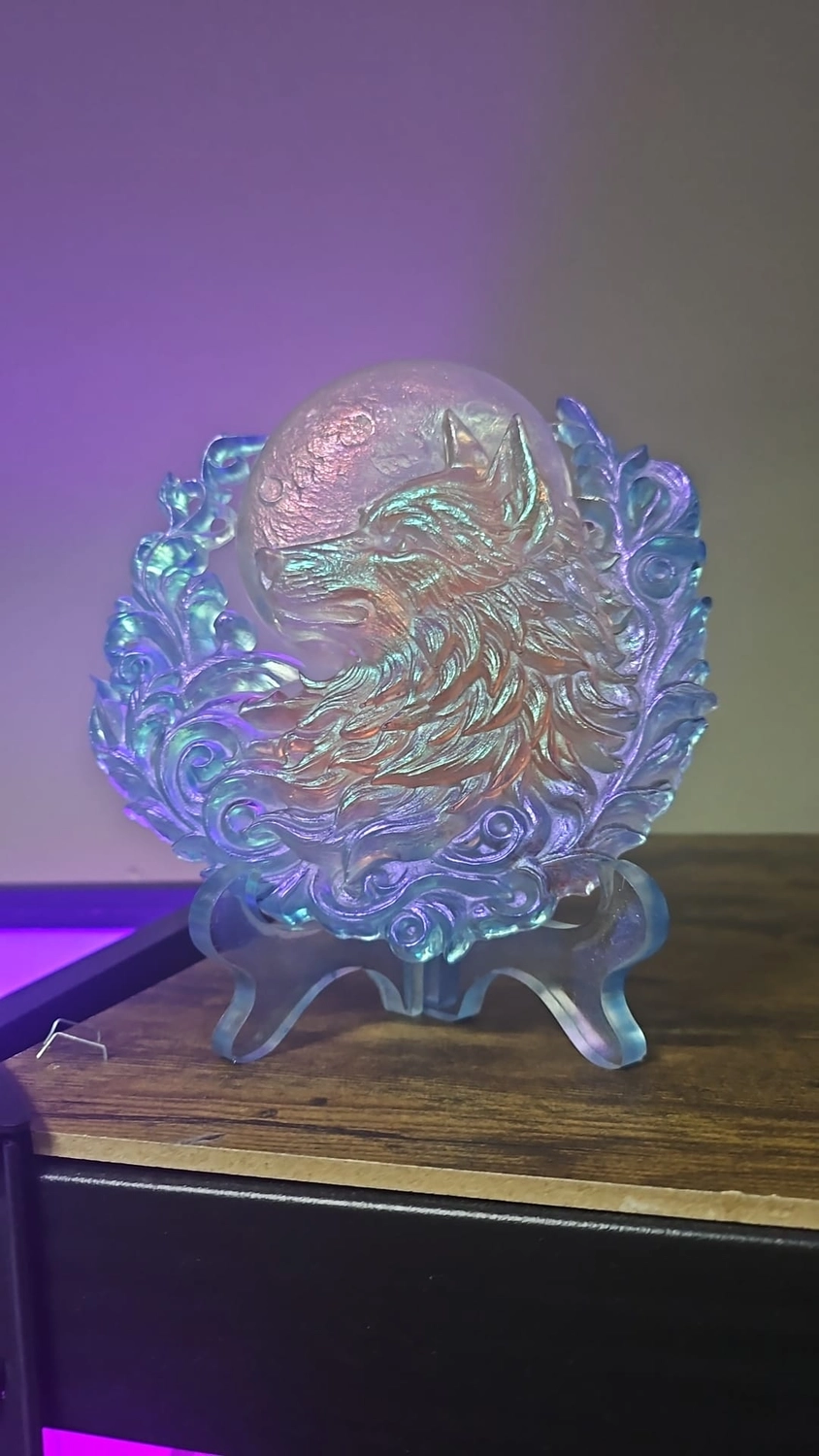 Jassi´s Schatzkiste - Handarbeit und Esoterik - handgefertigter Wolf-Wandbehang aus Epoxidharz, dekoriert mit verschiedenen Farben, um einen einzigartigen Effekt zu erzielen.