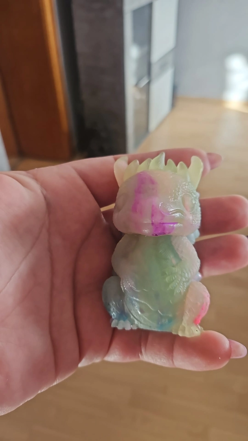 Jassi´s Schatzkiste - Handarbeit und Esoterik - handgefertigter Wolf-Wandbehang aus Epoxidharz, dekoriert mit verschiedenen Farben, um einen einzigartigen Effekt zu erzielen.