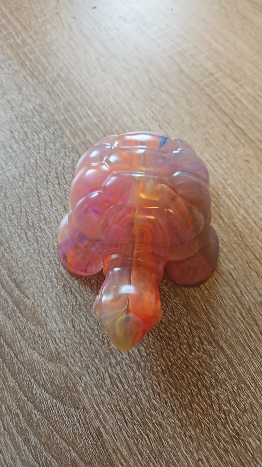 Jassi´s Schatzkiste - Handarbeit und Esoterik - handgefertigter Wolf-Wandbehang aus Epoxidharz, dekoriert mit verschiedenen Farben, um einen einzigartigen Effekt zu erzielen.