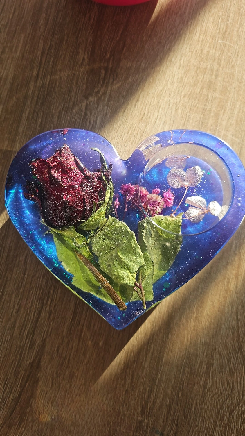 Jassi´s Schatzkiste - Handarbeit und Esoterik - handgefertigter Wolf-Wandbehang aus Epoxidharz, dekoriert mit verschiedenen Farben, um einen einzigartigen Effekt zu erzielen.