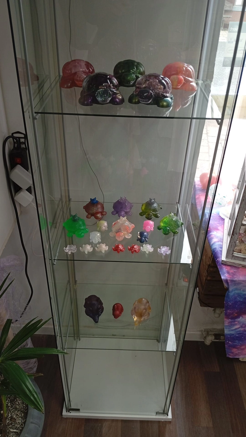 Jassi´s Schatzkiste - Handarbeit und Esoterik - handgefertigter Wolf-Wandbehang aus Epoxidharz, dekoriert mit verschiedenen Farben, um einen einzigartigen Effekt zu erzielen.