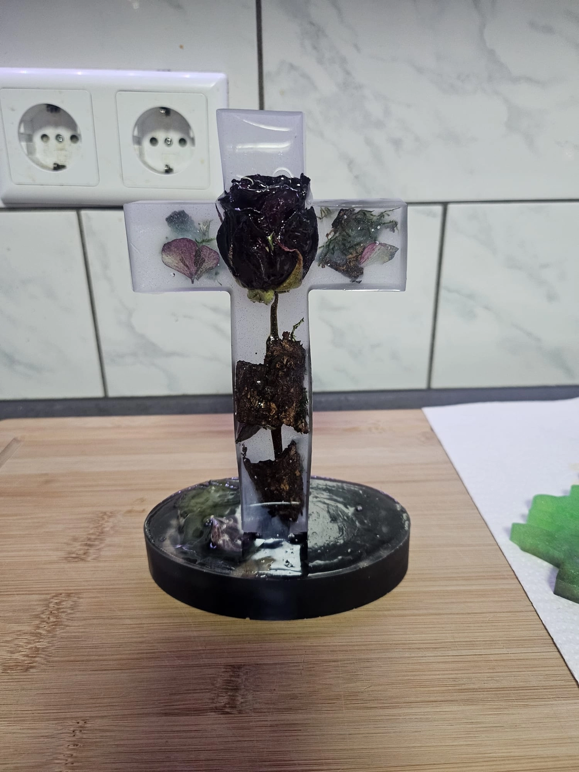 Jassi´s Schatzkiste - Handarbeit und Esoterik - handgefertigter Wolf-Wandbehang aus Epoxidharz, dekoriert mit verschiedenen Farben, um einen einzigartigen Effekt zu erzielen.