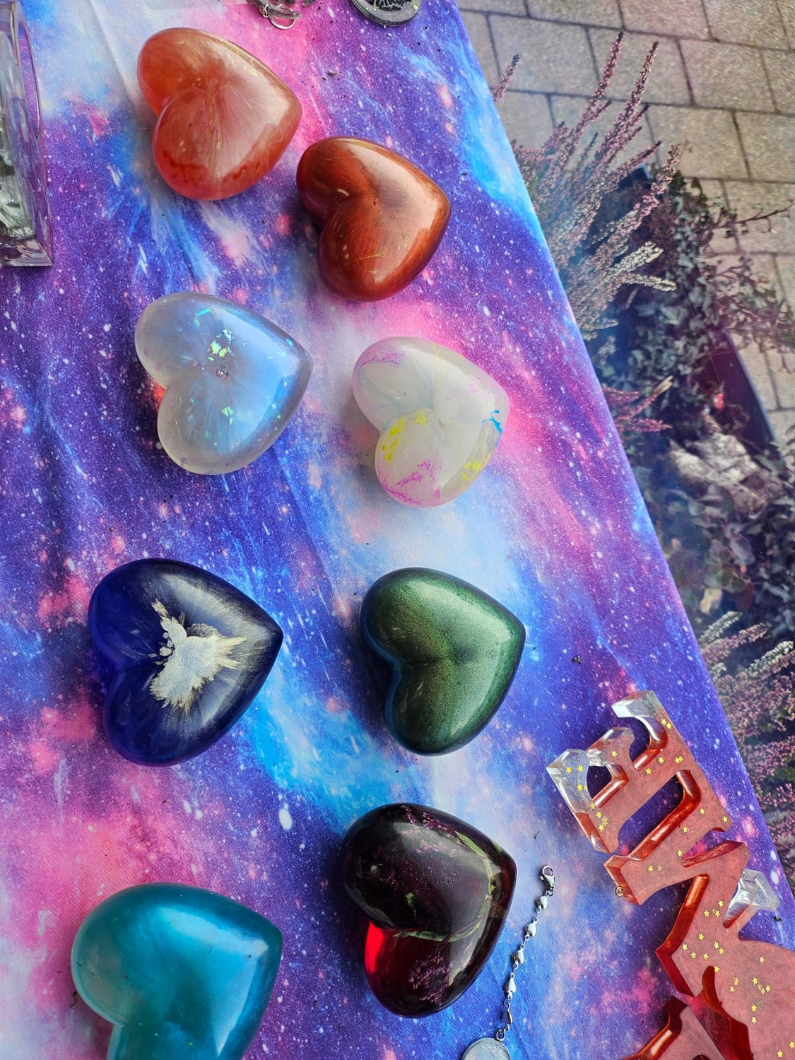 Jassi´s Schatzkiste - Handarbeit und Esoterik - handgefertigter Wolf-Wandbehang aus Epoxidharz, dekoriert mit verschiedenen Farben, um einen einzigartigen Effekt zu erzielen.