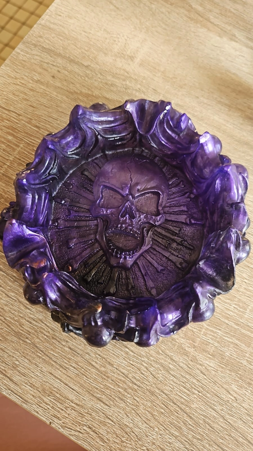 Jassi´s Schatzkiste - Handarbeit und Esoterik - handgefertigter Wolf-Wandbehang aus Epoxidharz, dekoriert mit verschiedenen Farben, um einen einzigartigen Effekt zu erzielen.