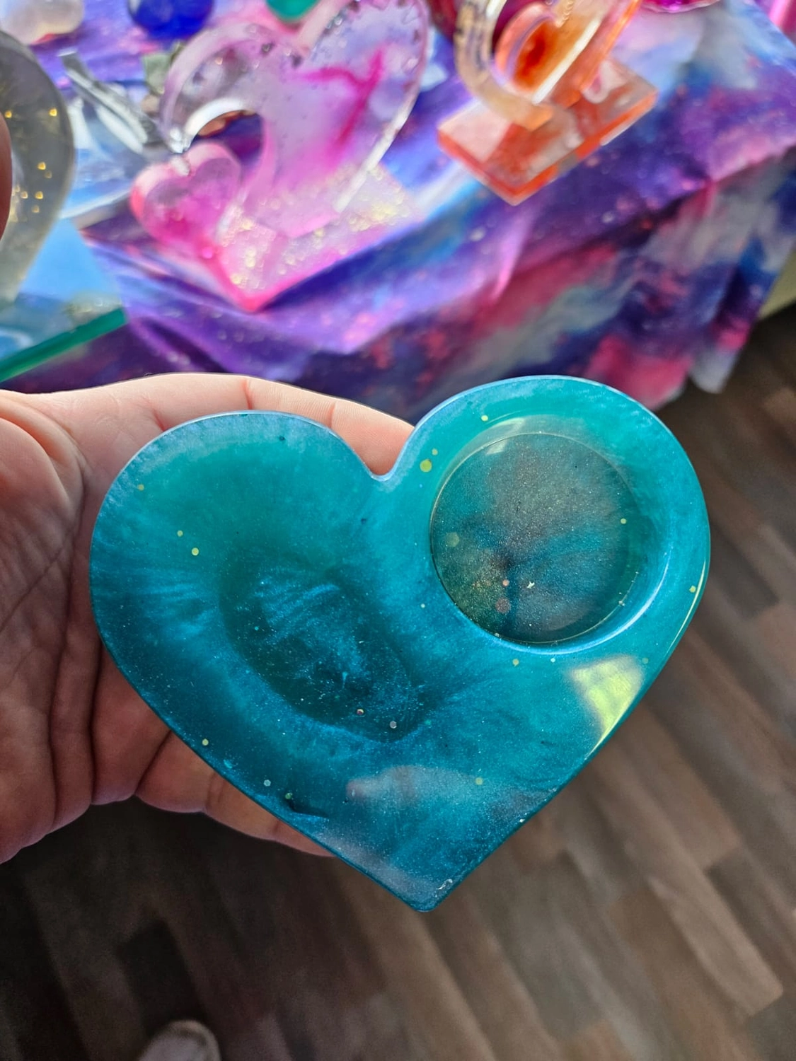 Jassi´s Schatzkiste - Handarbeit und Esoterik - handgefertigter Wolf-Wandbehang aus Epoxidharz, dekoriert mit verschiedenen Farben, um einen einzigartigen Effekt zu erzielen.