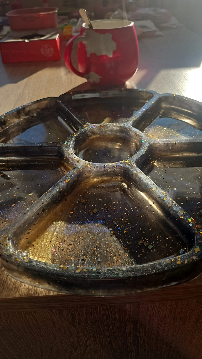 Jassi´s Schatzkiste - Handarbeit und Esoterik - handgefertigter Wolf-Wandbehang aus Epoxidharz, dekoriert mit verschiedenen Farben, um einen einzigartigen Effekt zu erzielen.