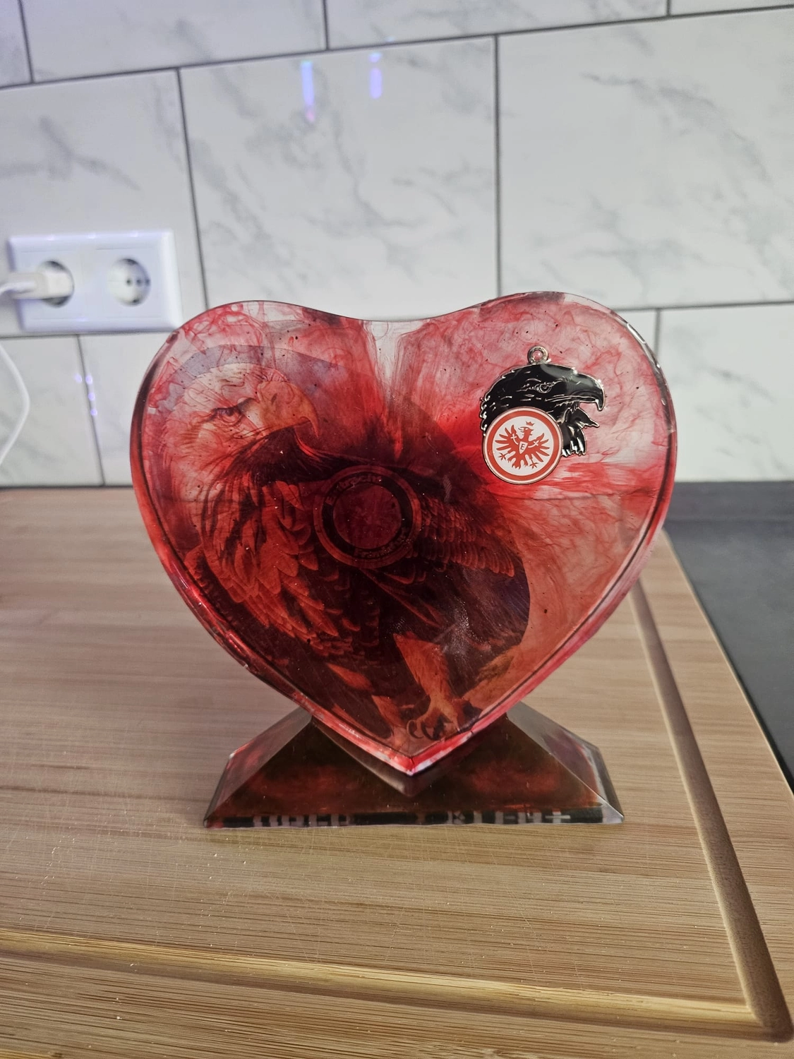 Jassi´s Schatzkiste - Handarbeit und Esoterik - handgefertigter Wolf-Wandbehang aus Epoxidharz, dekoriert mit verschiedenen Farben, um einen einzigartigen Effekt zu erzielen.