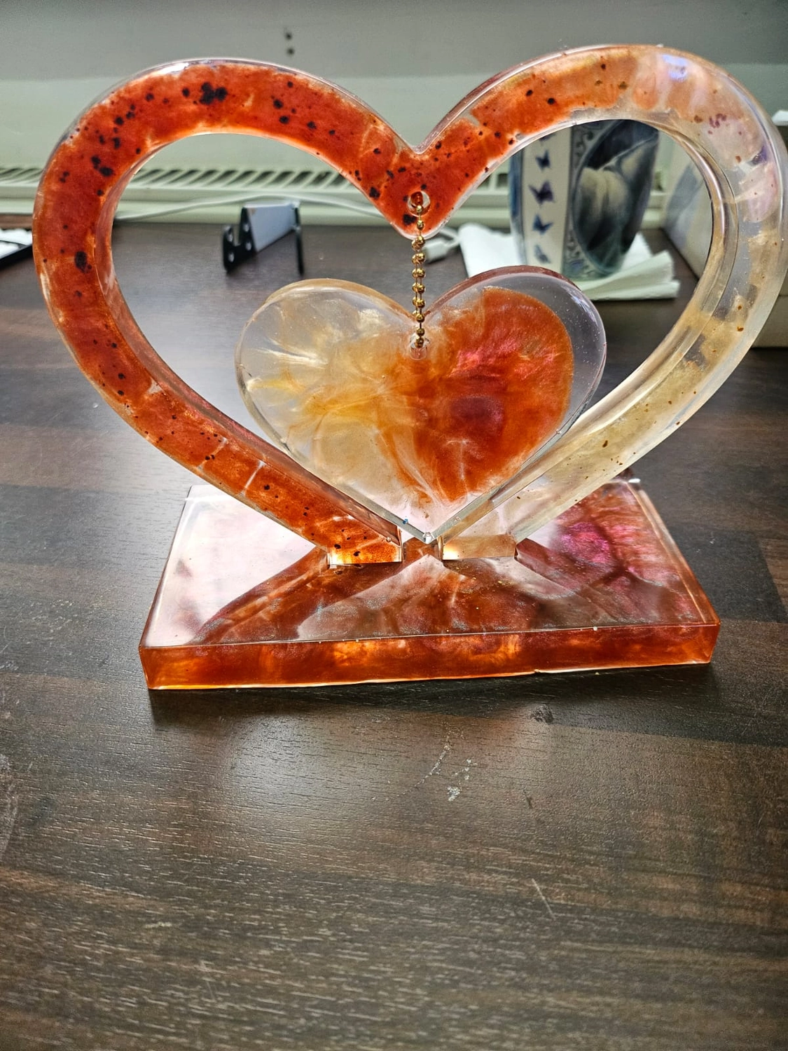 Jassi´s Schatzkiste - Handarbeit und Esoterik - handgefertigter Wolf-Wandbehang aus Epoxidharz, dekoriert mit verschiedenen Farben, um einen einzigartigen Effekt zu erzielen.