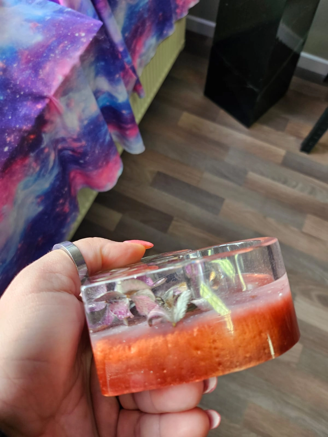 Jassi´s Schatzkiste - Handarbeit und Esoterik - handgefertigter Wolf-Wandbehang aus Epoxidharz, dekoriert mit verschiedenen Farben, um einen einzigartigen Effekt zu erzielen.